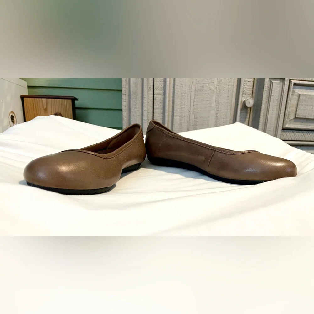*EUC* TAOS Rascal - Women's Size 10 - Beige/Taupe Leather - Comfort/Ballet Flats - Picture 5 of 8